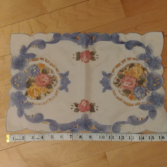 2/10$ flowered doilies - Picture 3 of 4